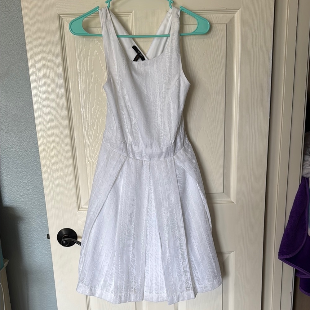 Elegant White Sleeveless Dress